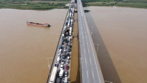 Vận tải, hàng không sốt ruột với giá xăng dầu